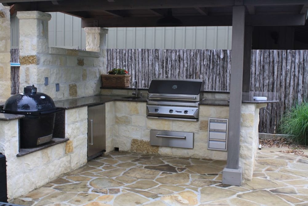 tropic-brown-granite-outdoor-kitchen